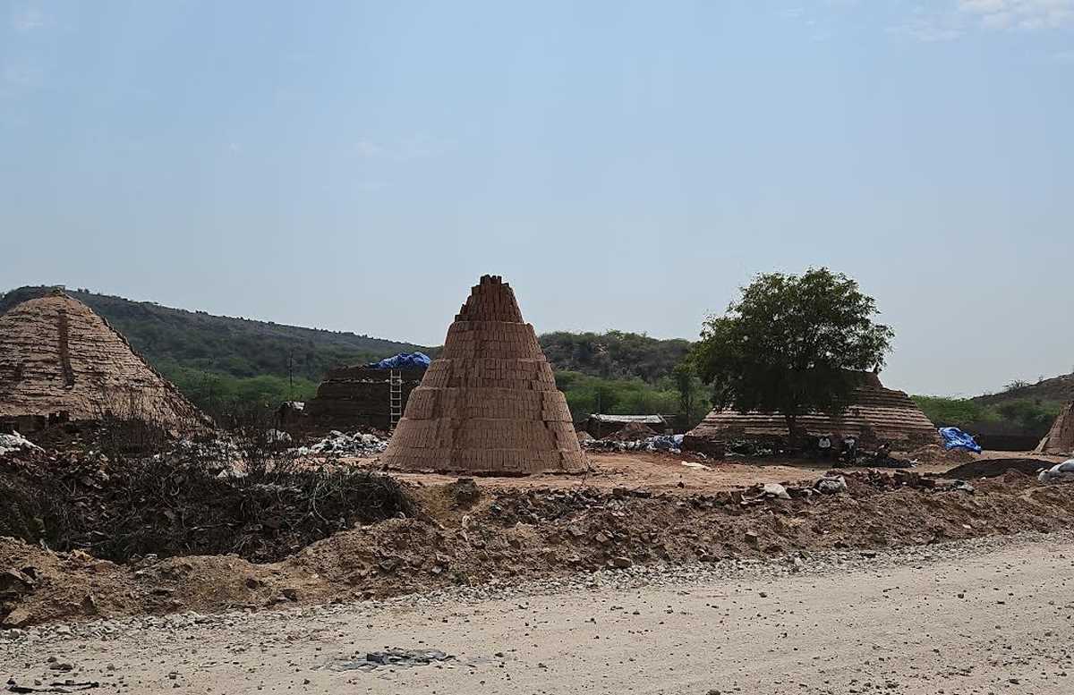 शहरी क्षेत्र में चल रहे अवैध ईंट भट्ठों को किसका है संरक्षण?